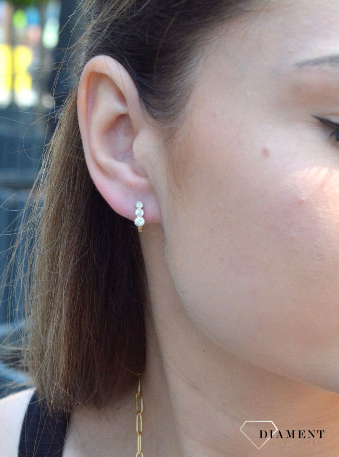 Złote kolczyki 333 z białą cyrkonią KL 10282 333. Śliczne kolczyki z kolekcji dziecięcej w kształcie trzech cyrkonii. Urocza biżuteria dla dzieci, świetnie pasująca na prezent z różnych okazji. Kolczyki sprawią radość małej mo.jpg